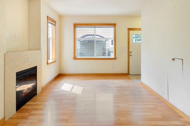 Building Photo - Updated Townhouse Near Fauntleroy Park with Private Suites and Parking