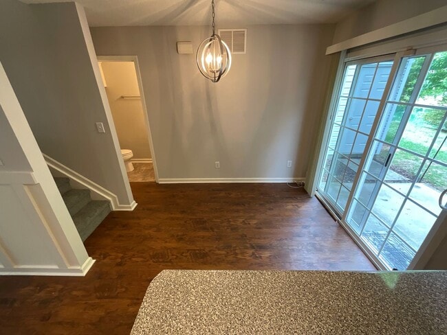 Building Photo - Charming 3 bdrm/ 2.5 bthrm End Unit Townhome!
