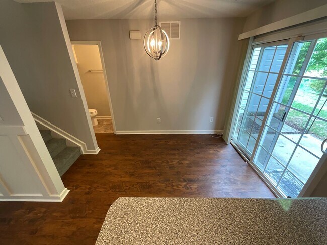 Building Photo - Charming 3 bedroom/2.5 bathroom End Unit i...