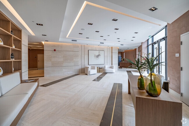 24-hour doorman and concierge service in an elegant, gallery-inspired lobby - 701 Valencia