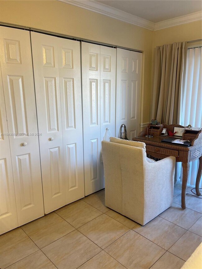 Building Photo - 10820 N Kendall Dr