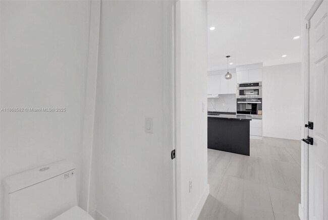 Building Photo - 964 NE 41st Pl