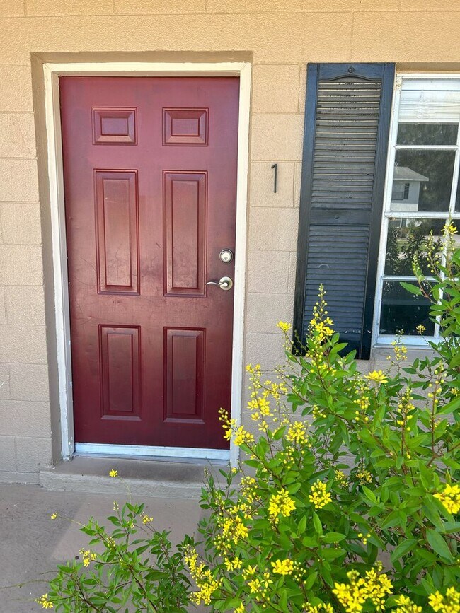 Building Photo - Gated Community 1 Bedroom 1.5 Bath Near Do...