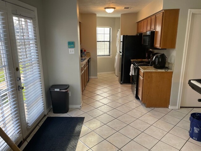 Building Photo - AUGUST PRE-LEASE!!!  Spacious 3 Bedroom 3 ...