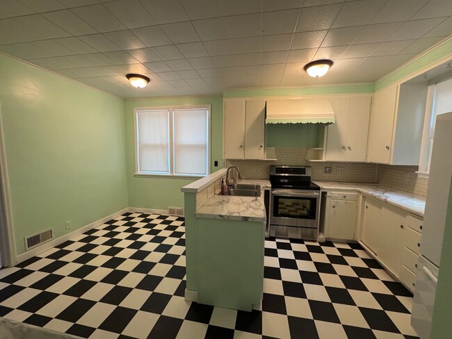 Building Photo - Charming Updated 4 Bedroom in East Council...