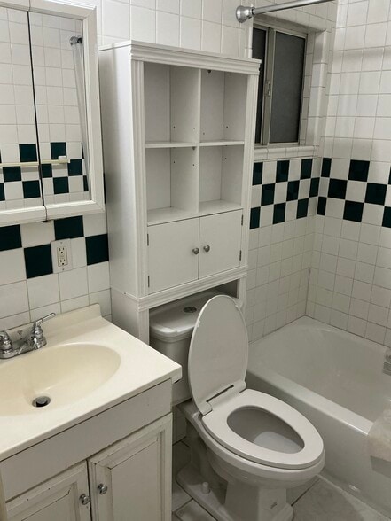 Building Photo - 810 Earlham St