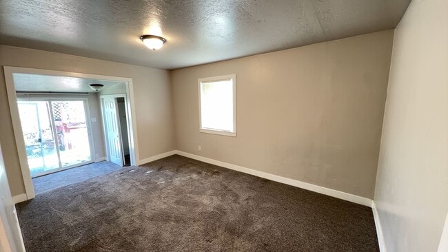 Building Photo - 4 Bed / 2.5 Bath Home in Kearns
