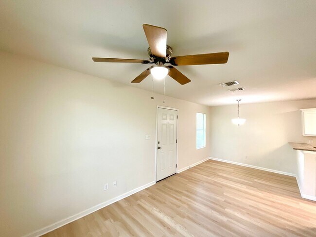 Building Photo - 1611 N Navidad St
