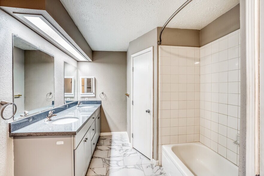 Building Photo - 20810 Union Park Dr