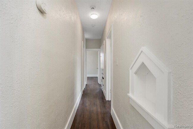 Building Photo - 3217 Elmhurst St