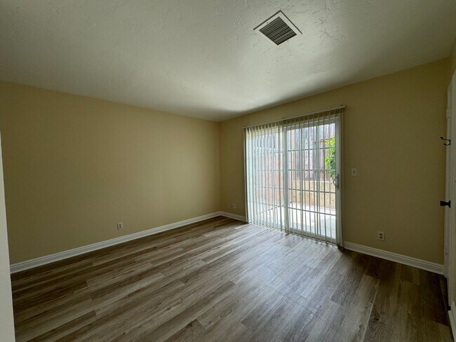 Building Photo - 812-818 E Fairway Dr