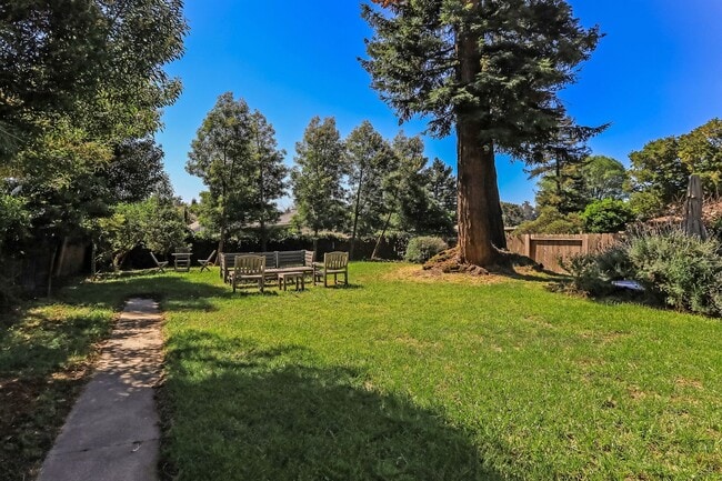 Building Photo - Furnished 1920 Craftsman Bungalow Available In The Dimond District!