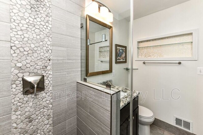 Building Photo - 1015 Woods Pl