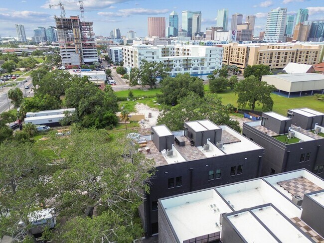 Building Photo - Canvas GWX