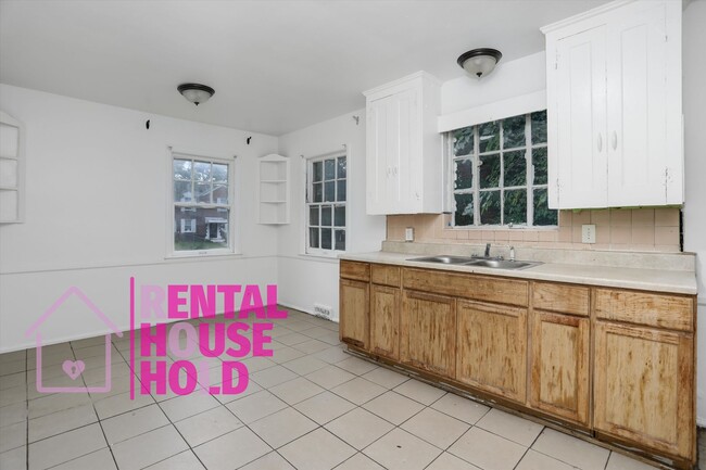 Building Photo - Summer Special~ 3 BEDROOM 1 BATH BUNGALOW ...