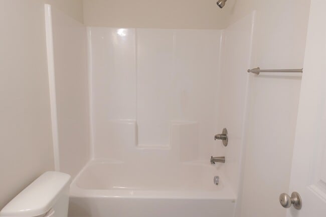 Building Photo - 128 Creekland Wy