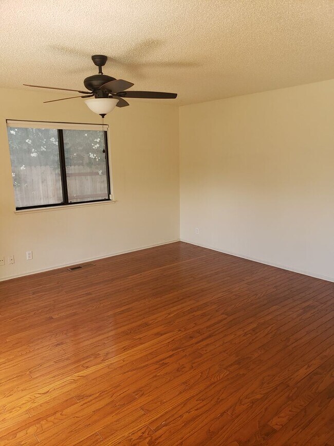 Building Photo - Got Room? - Paradise Valley Home Is Expansive!