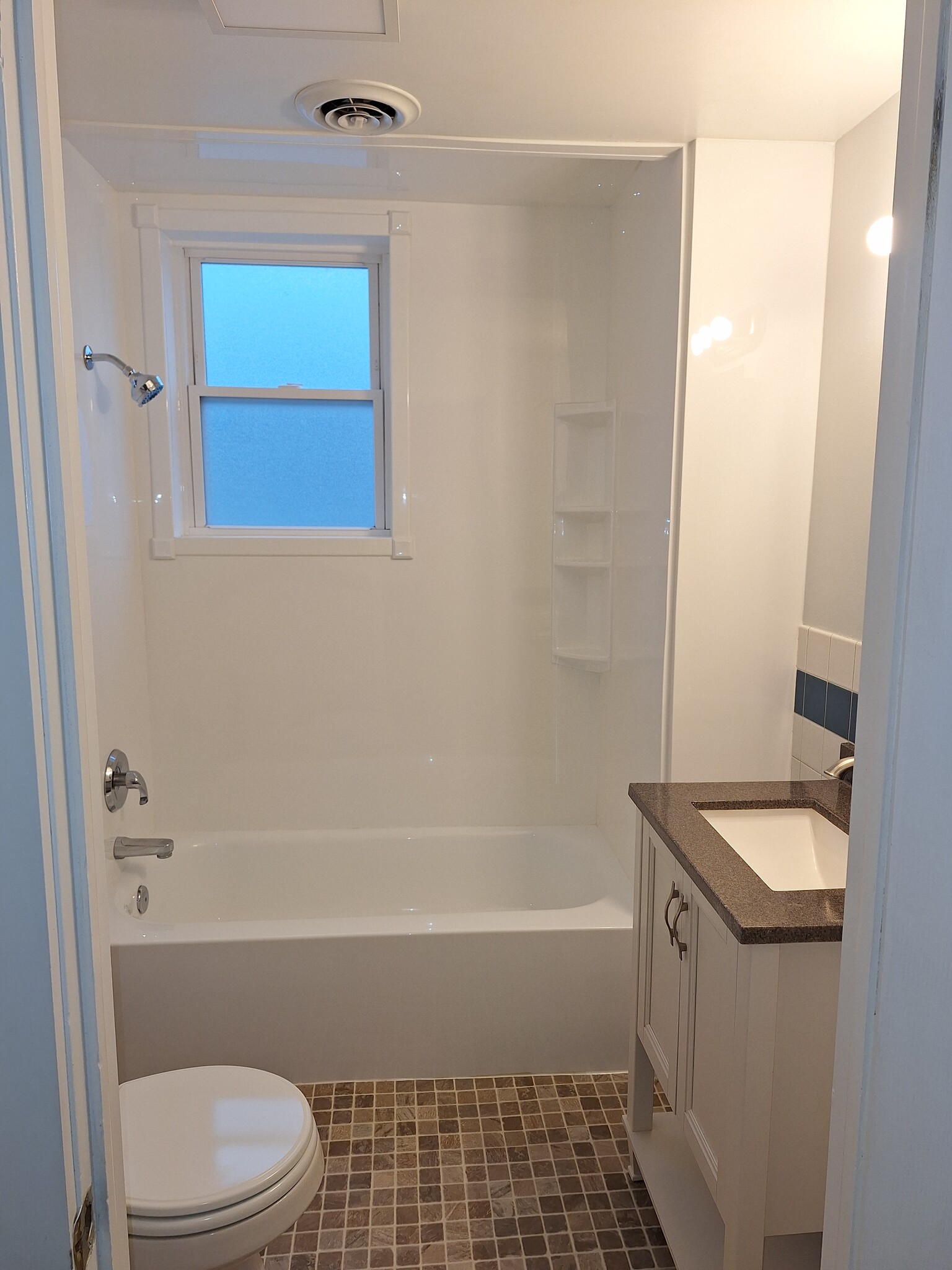 Bath w\ Maint-Free Tub & Surround - 121 Ontario St