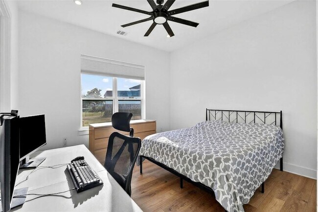 Building Photo - 404 Prairie Clover Dr