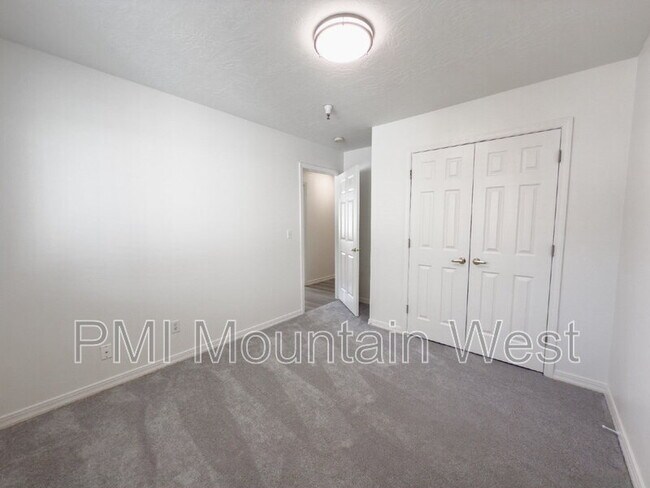Building Photo - 320 N 500 W
