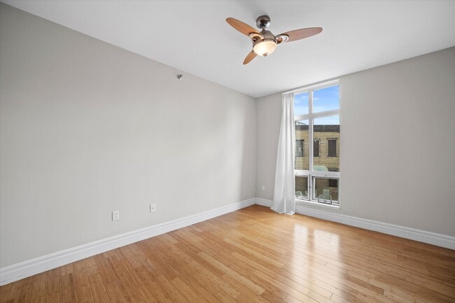 Building Photo - 2121 S Kinnickinnic Ave
