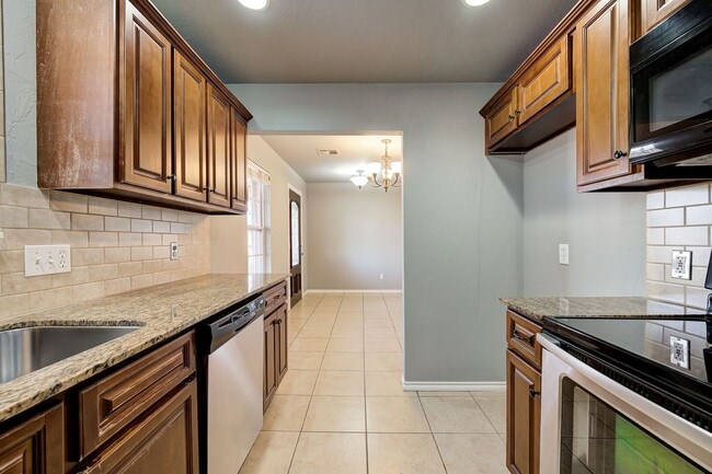 Building Photo - Move in Special !! $250 Off your First Full Month Rent! Beautiful Large 4BD/2BTH Home Near Tinker...