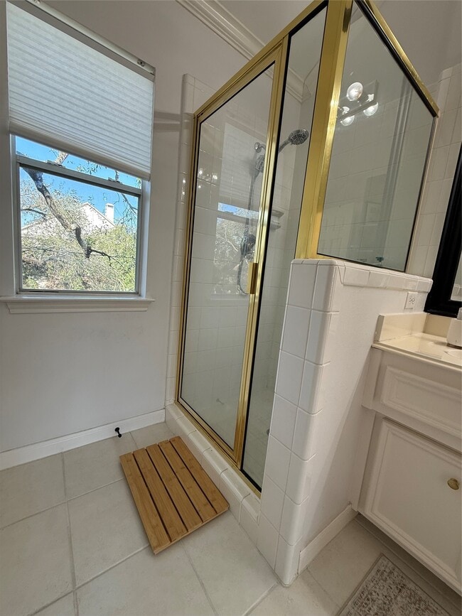 Building Photo - 1702 Tuam St