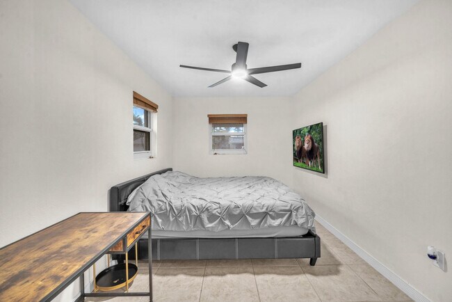 Building Photo - 4521 SW 34th Dr