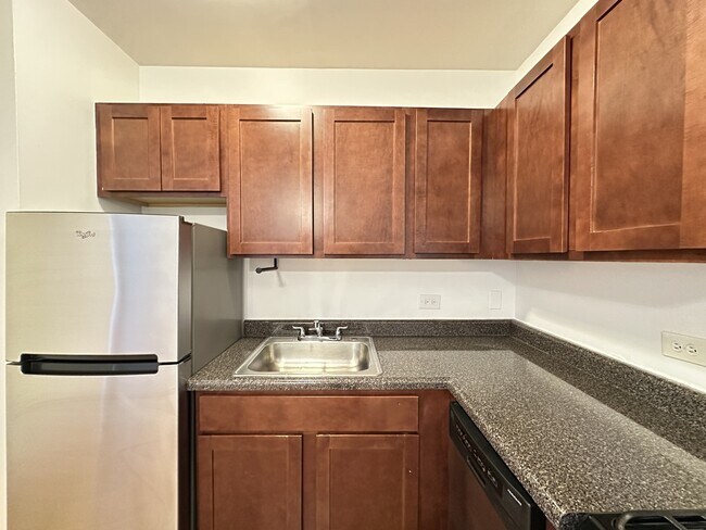 Building Photo - 824 W Cornelia