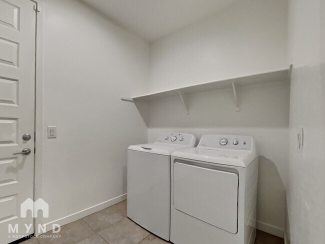 Building Photo - 17027 W Echo Ln