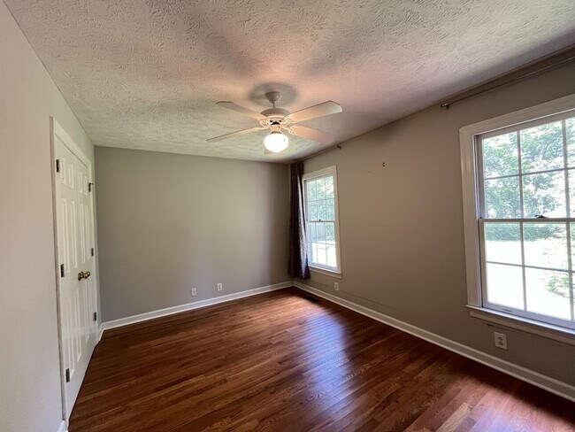 Building Photo - Super spacious 5 bedroom/3.5 bath home for rent in Murfreesboro!