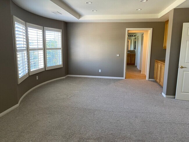 Building Photo - 5 Bed, 5 bath cul-de-sac Executive Home