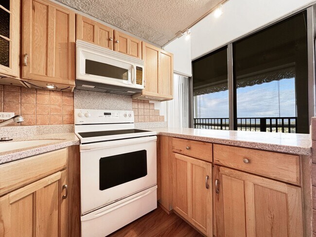 Building Photo - Cat Friendly Hawaii Kai Condo with Panoram...