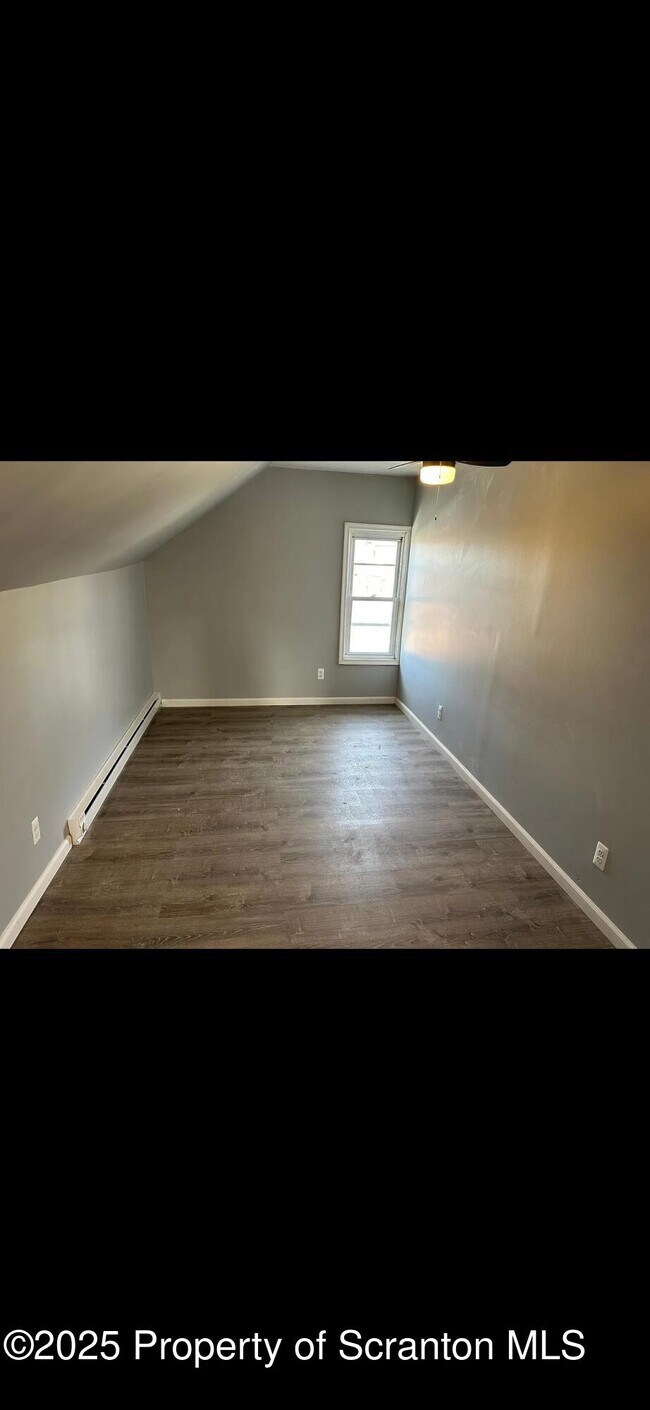 Building Photo - 618 Gibbons St