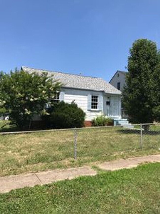 Building Photo - 2 bed house on Rva Northside!  Central hvac, hardwoods,all electric, lots of parking, laundry,