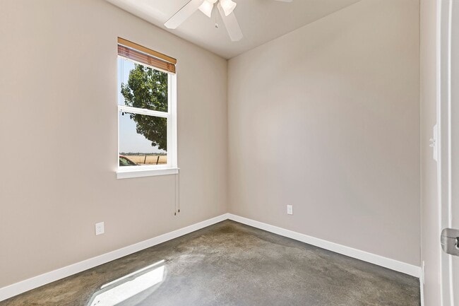 Building Photo - MOVE IN SPECIAL $2000 SIGN A LEASE BY MARCH 18TH    2 Bedroom, 1 Bath Available!