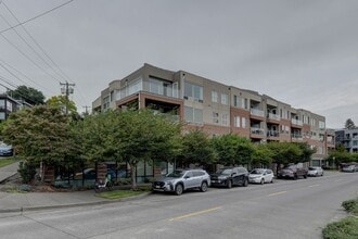 Building Photo - Large 2bd, 2ba Condo Available w/ Lake Uni...