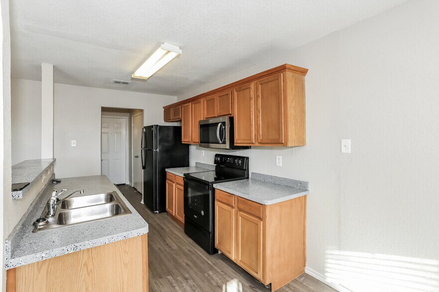 Building Photo - 1424 Pine Ln