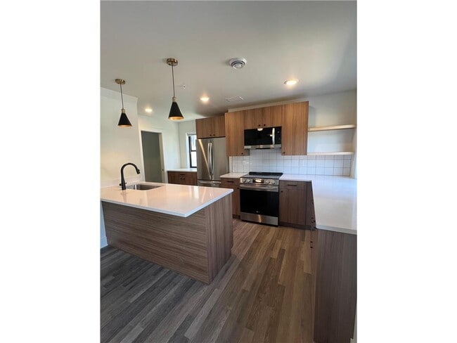 Building Photo - 131 W 46th St