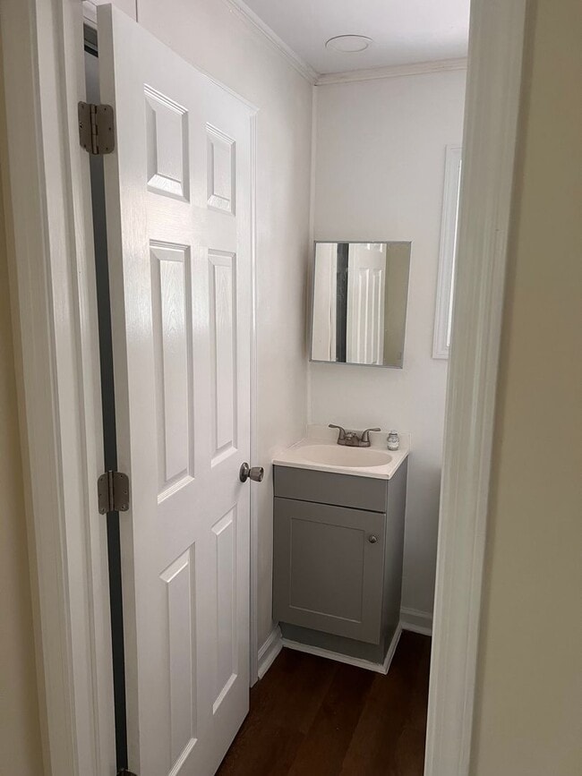 Building Photo - One Bedroom /One Bath House