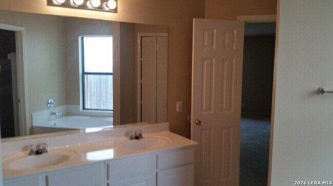 Building Photo - 1503 Kingsbridge