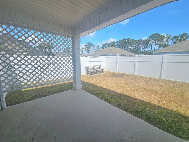 Building Photo - Beautiful 3 Bedroom Home with a Fenced Backyard