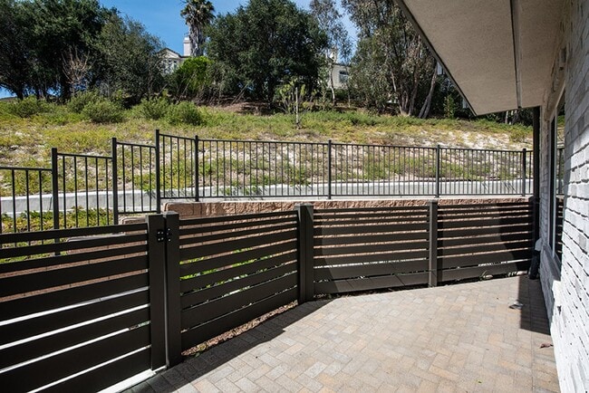 Building Photo - Charming 4 Bedroom 3.5 Bath in Carmel Mountain Ranch