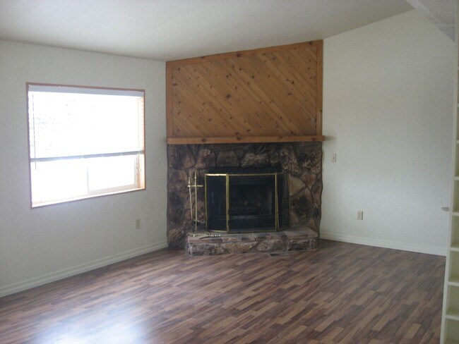 Building Photo - 3 Bedroom 2 Bathroom House in Outer Cedar City
