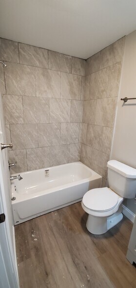 Bath - 8552 Rush Ave