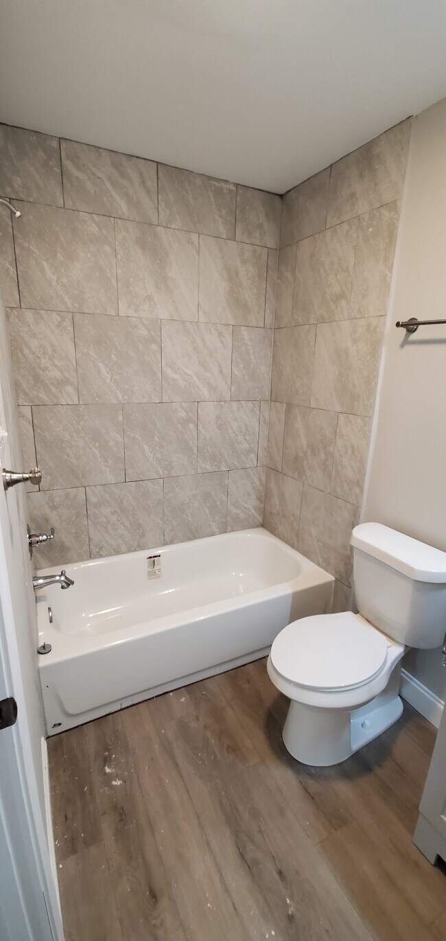 Bath - 8552 Rush Ave