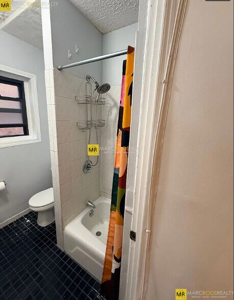 Building Photo - 460 Park Dr