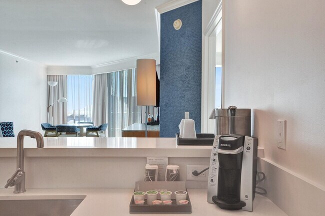 Building Photo - 4441 Collins Ave