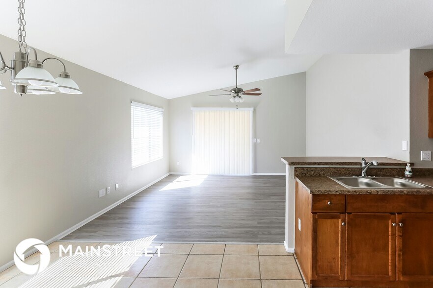 Building Photo - 10714 W Glenrosa Ave