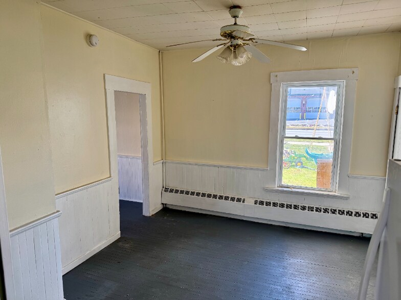 Building Photo - 325 Main St